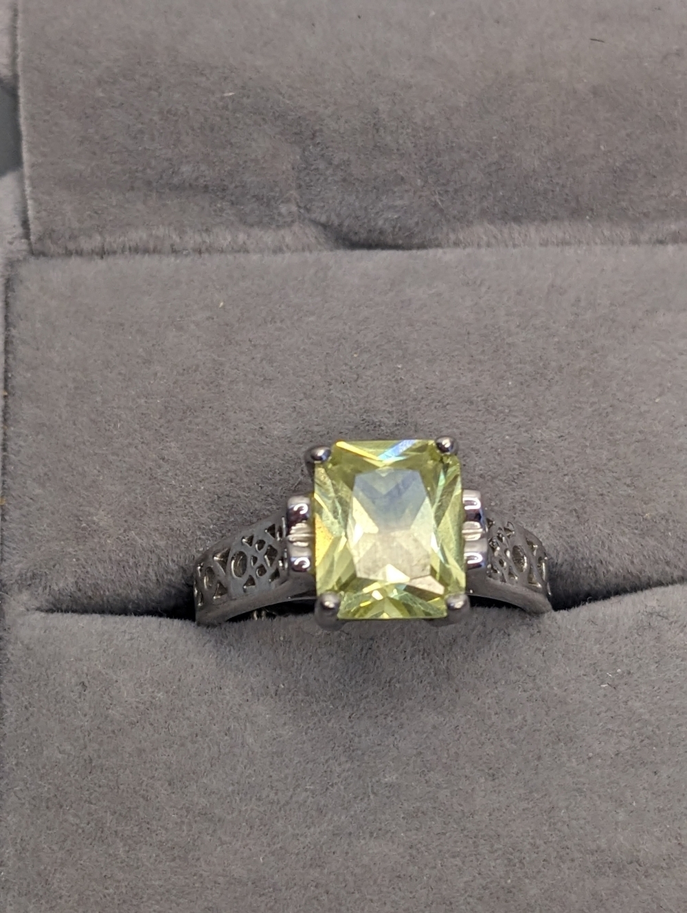 Lia Sophia Yellow Square Cut Cocktail Ring Silver Tone Statement Size 8.5 EUC